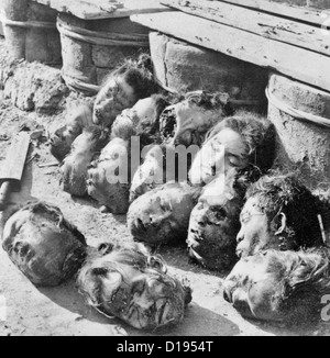 Après l'exécution, la prison de Canton, Chine - têtes décapités éparpillés sur le terrain. Après la révolte des Boxers, 1901 Banque D'Images