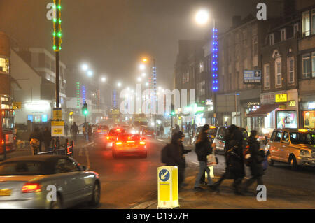 Southgate, Enfield, Londres, Royaume-Uni. 11 décembre 2012. Côté Chace et trafic du soir à Southgate dans le brouillard. Gel dense brouillard en banlieue de Londres. Crédit : Matthieu Chattle / Alamy Live News Banque D'Images