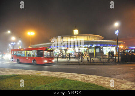 Southgate, Enfield, Londres, Royaume-Uni. 11 décembre 2012. La station de métro de Southgate dans le brouillard. Gel dense brouillard en banlieue de Londres. Crédit : Matthieu Chattle / Alamy Live News Banque D'Images