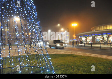 Southgate, Enfield, Londres, Royaume-Uni. 11 décembre 2012. L'arbre de Noël et de la station de métro dans la région de Southgate dans le brouillard. Gel dense brouillard en banlieue de Londres. Crédit : Matthieu Chattle / Alamy Live News Banque D'Images