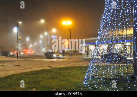 Southgate, Enfield, Londres, Royaume-Uni. 11 décembre 2012. L'arbre de Noël et de la station de métro dans la région de Southgate dans le brouillard. Gel dense brouillard en banlieue de Londres. Crédit : Matthieu Chattle / Alamy Live News Banque D'Images