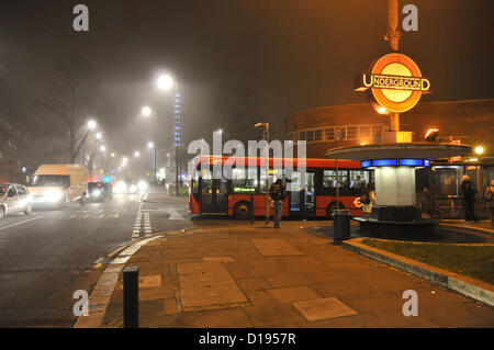 Southgate, Enfield, Londres, Royaume-Uni. 11 décembre 2012.Southgate High Street et l'Underground sign dans le brouillard. Gel dense brouillard en banlieue de Londres. Crédit : Matthieu Chattle / Alamy Live News Banque D'Images