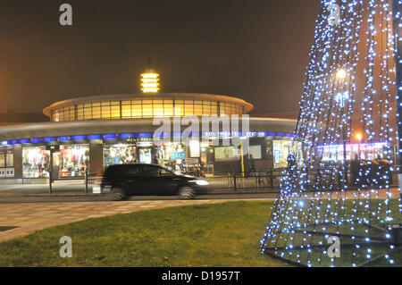 Southgate, Enfield, Londres, Royaume-Uni. 11 décembre 2012. L'arbre de Noël et de la station de métro dans la région de Southgate dans le brouillard. Gel dense brouillard en banlieue de Londres. Crédit : Matthieu Chattle / Alamy Live News Banque D'Images