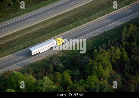 Photographie aérienne chariot l'interstate I-196 près de Saugutuck, Michigan Banque D'Images