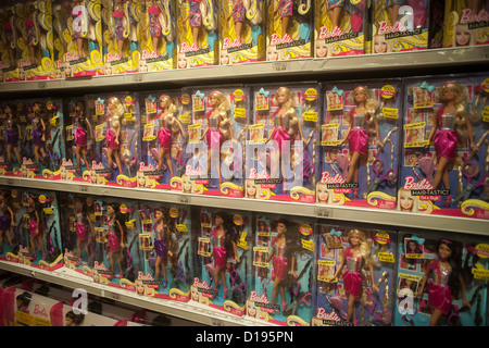 L'affichage à l'intérieur de la poupée Barbie, Toys R Us store in busy Times Square à New York Banque D'Images