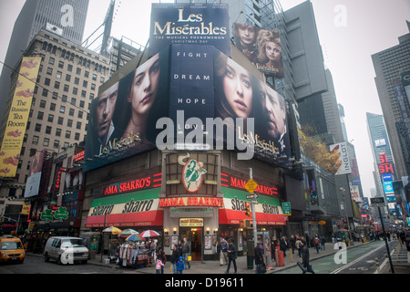 Un panneau publicitaire de la 'Les Misérables' film, est vu dans Times Square Banque D'Images