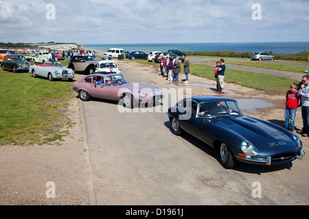 Classic cars laisser Cromer, falaise parking pour Grand Ya Banque D'Images