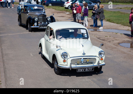 Classic cars laisser Cromer, falaise parking pour Great Yarmouth Banque D'Images