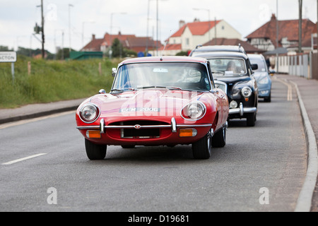Jaguar Type E en passant par Bacton dans rallye de voitures classiques de Cromer, à Great Yarmouth Banque D'Images