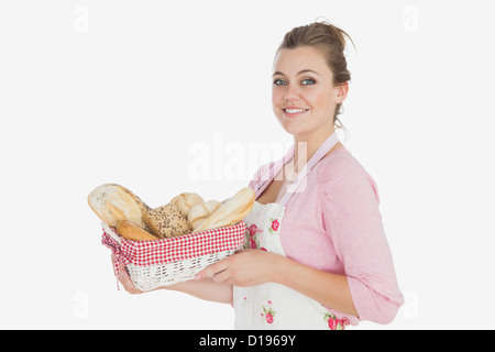 Young woman holding basket full of pain Banque D'Images