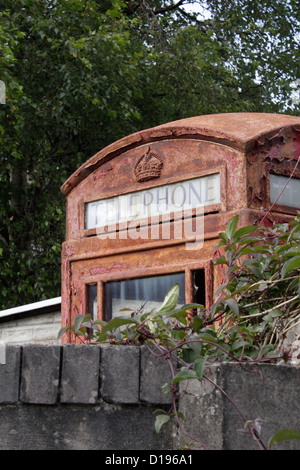 Vieux téléphone public fort dans la région de jardin au Pays de Galles, Grande-Bretagne, Royaume-Uni Banque D'Images