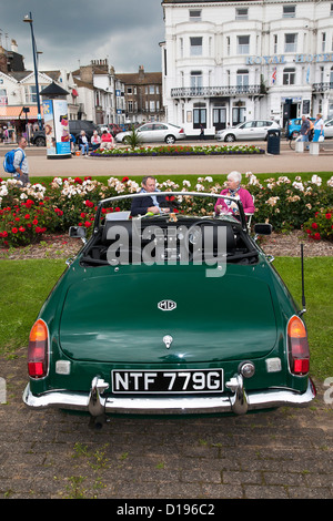 1969 MG B Roadster V8 au Centre 81 Classic Car Show sur Marine Parade à Great Yarmouth Banque D'Images