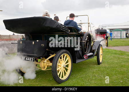 Vintage 1910 Stanley Steamer arrivant au Centre 81 Classic Car Show à Great Yarmouth Banque D'Images