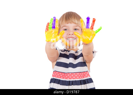 Petite fille avec peinture jaune sur ses paumes isolated on white Banque D'Images