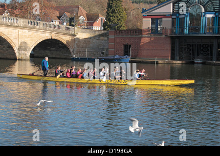 Un équipage de bateau-dragon Les Dragons (Henley) formation sur la Tamise à Henley on Thames, Oxfordshire, UK. Banque D'Images