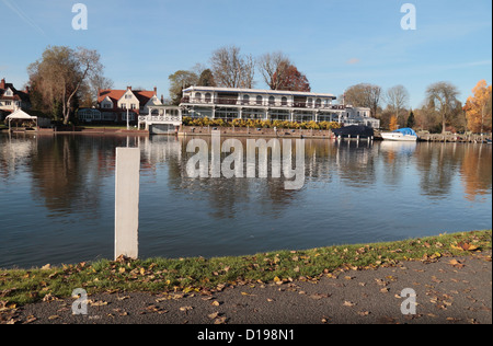 Vue sur le livre blanc de marqueurs sur la ligne d'arrivée de la régate royale d'Henley, Henley on Thames, Oxfordshire, UK. (Voir notes) Banque D'Images