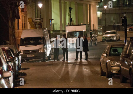 Londres, Royaume-Uni. 11/12/12. Agents de la Police métropolitaine entouré par des éclats de verre se tiennent près du véhicule suspect. Le van est garé sur Abbey Orchard Street, non loin du Club conservateur et de New Scotland Yard. Fermeture de routes étaient en place à Victoria Street, Rochester Row, Marsham Street autour de l'Office des étrangers. Banque D'Images
