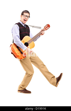 Portrait d'un homme heureux jouant une guitare contre isolé sur fond blanc Banque D'Images