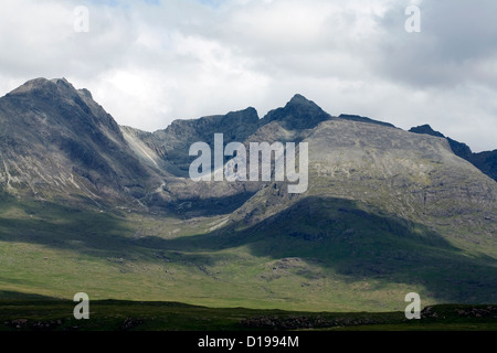 Une partie de la crête principale Cuillin y compris Sron na Ciche Sgurr Alasdair et Sgurr nan Eag du Rubh Dunain un sentier Banque D'Images