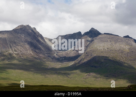 Une partie de la crête principale Cuillin y compris Sron na Ciche Sgurr Alasdair et Sgurr nan Eag du Rubh Dunain un sentier Banque D'Images