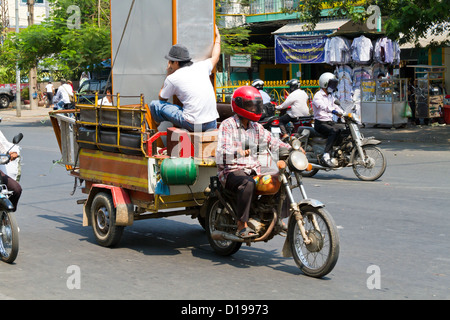 Transport de marchandises typiques dans les rues de Phnom Penh, Cambodge Banque D'Images