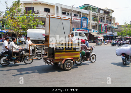 Transport de marchandises typiques dans les rues de Phnom Penh, Cambodge Banque D'Images