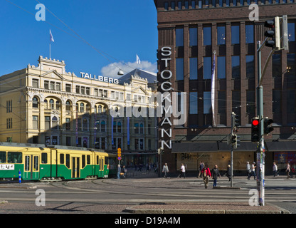 Le centre-ville d'Helsinki avec magasin Stockmann et tram bâtiment Tallberg Helsinki Finlande Banque D'Images