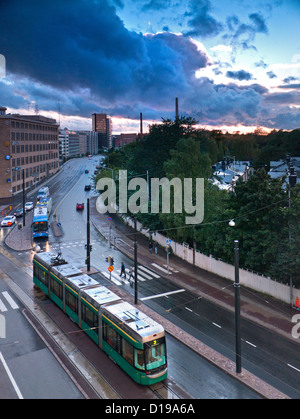 Centre urbain de la ville d'Helsinki avec l'autoroute tramway dernière technologie en premier plan et ciel dramatique Banque D'Images