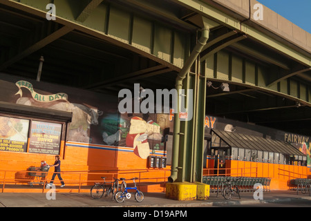 Supermarché Fairway, dans le West Side Highway (Henry Hudson Parkway) dans la région de Harlem. Banque D'Images