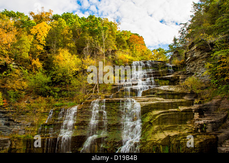 Cascades à l'automne en ville d'Hector dans la région des lacs Finger de l'État de New York Banque D'Images