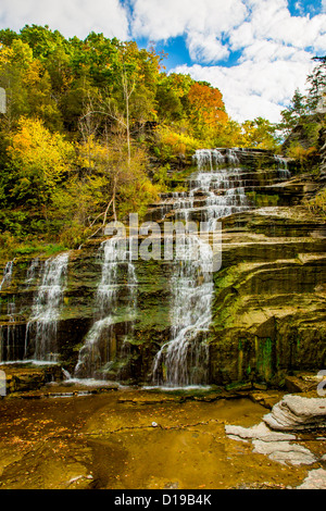 Cascades à l'automne en ville d'Hector dans la région des lacs Finger de l'État de New York Banque D'Images