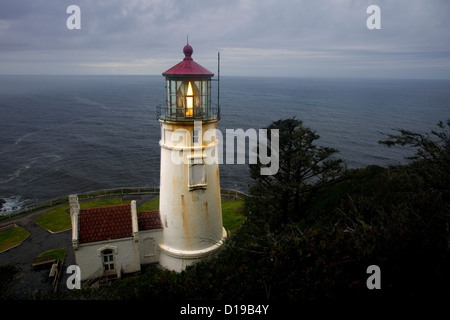 Ou00693-00...OREGON - Phare Heceta Head sur la côte du Pacifique à Devils Elbow State Park. Banque D'Images