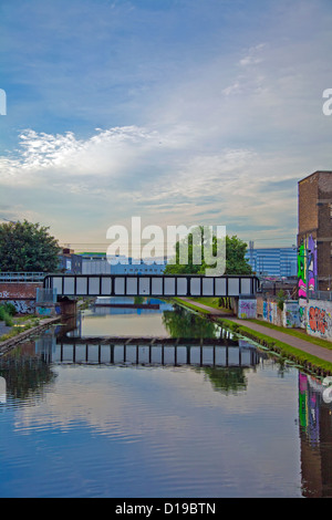 Vue sur le canal, rivière Lea Navigation, Hackney Wick, Londres, Angleterre, Royaume-Uni Banque D'Images