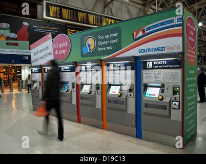 Intérieur de la gare de Waterloo montrant les distributeurs de billets automatiques, London Borough of Lambeth, London, England, United Kingdom Banque D'Images