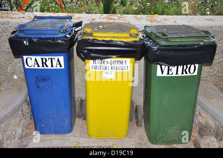 Bacs de recyclage sur l'île de Capri Italie Banque D'Images