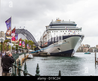 Millenium Celebrity Cruise navire amarré au terminal de croisière du port de Sydney. Banque D'Images