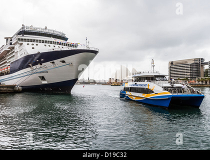 Laissez-passer de traversier catamaran croisière Celebrity Millenium navire amarré au terminal de croisière du port de Sydney. Banque D'Images