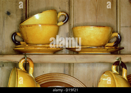 Tasses et soucoupes jaune placard Banque D'Images