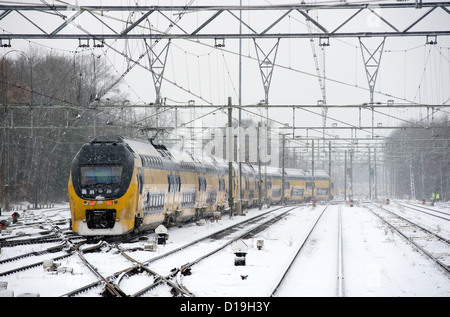 Un train arrive sur un couvert de neige en hiver la gare Banque D'Images