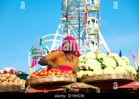 Femme indienne vendant des légumes à la foire de chameaux de Pushkar, Rajasthan, Inde Banque D'Images