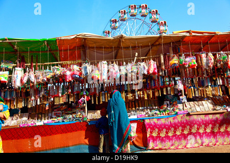 Pushkar,femme,juste,Mela,Bazar,magasin,bibelots,jouet,blocage,Festival,colorés,'camel fair',Rajsathan,Inde Banque D'Images
