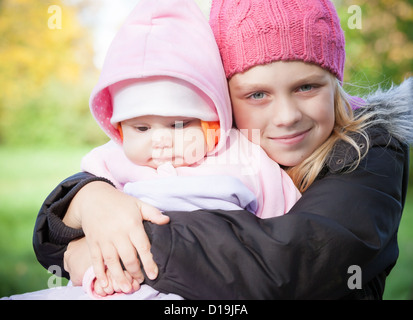 Deux petite soeur les filles dans le parc. Portrait en extérieur Banque D'Images