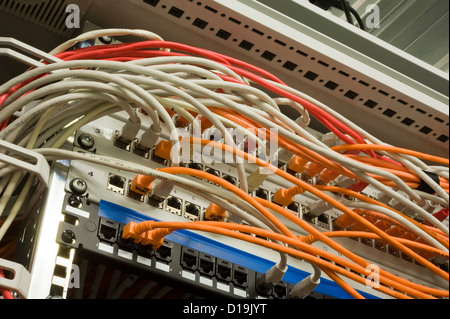 Un grand nombre de câbles à l'arrière d'une base de données Banque D'Images