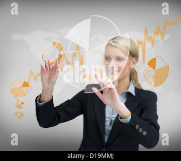 Businesswoman's finger touching graphiques de l'écran Banque D'Images