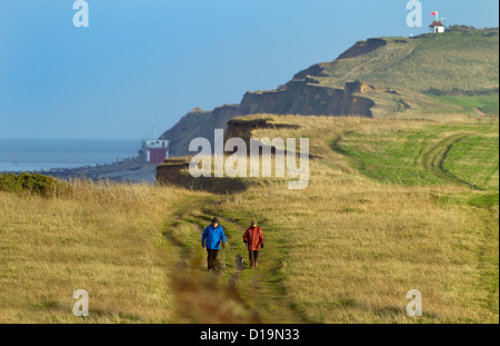 Les promeneurs sur le chemin côtier jour de tempête sur Norfolk Weybourne Banque D'Images