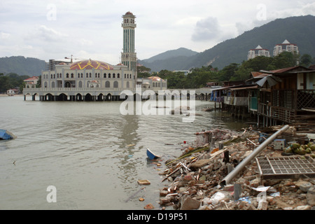 Une mosquée à Batu Ferringhi et endommagé des maisons, sur la côte nord de Penang a été durement touchée par le tsunami en décembre 2004. Banque D'Images