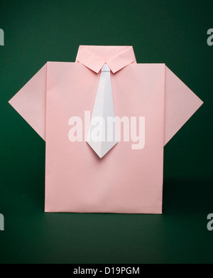 Le papier fait isolé avec chemise rose cravate blanche.style origami plié Banque D'Images