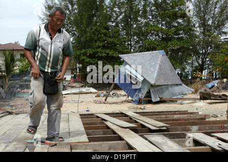 Un homme cherche sa maison endommagée à Batu Ferringhi, sur la côte nord de Penang a été durement touchée par le tsunami en décembre 2004. Banque D'Images