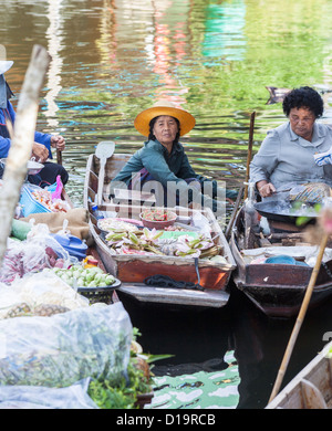 Les femmes thaïlandaises locales vendent des biens dans des bateaux à Tha Kha marché flottant, près de Bangkok, Thaïlande Banque D'Images