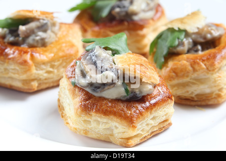 Champignons maison vol-au-vents garnie d'une feuille de persil Banque D'Images